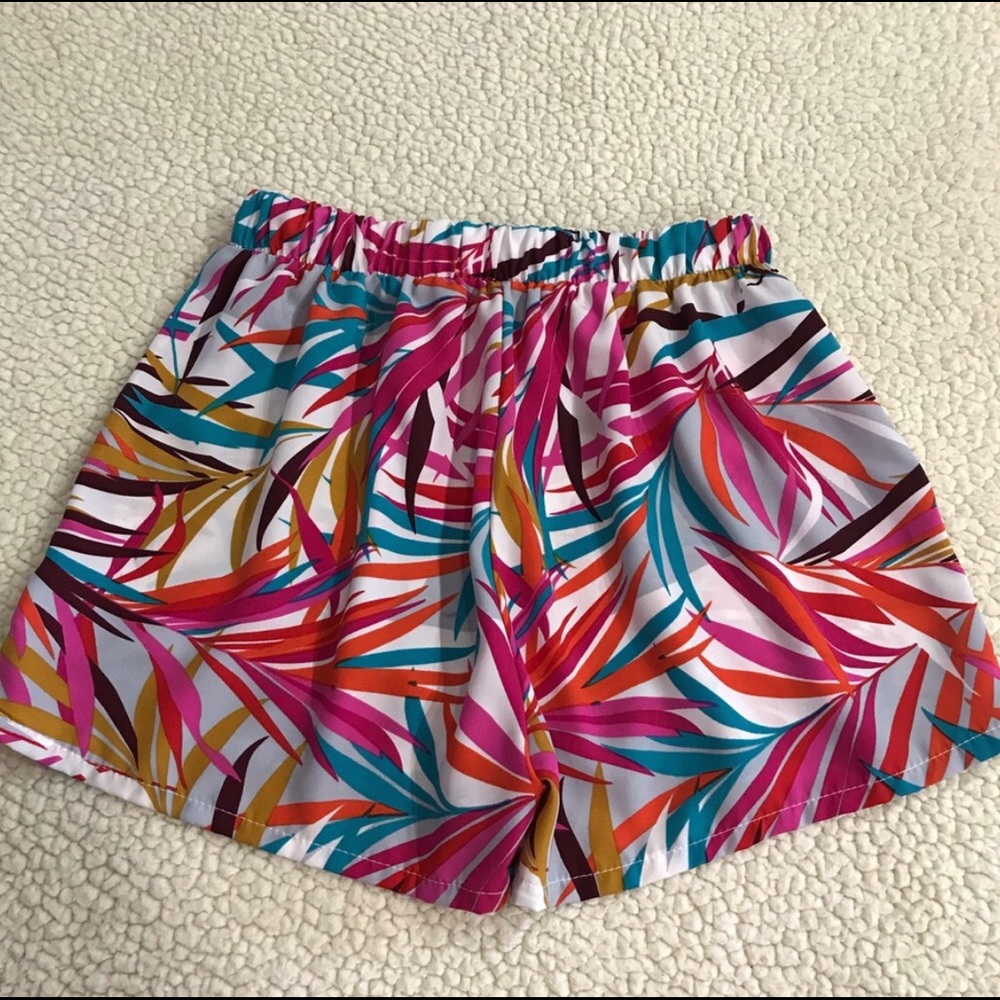 Tyche Boutique Stretch Polyester Dress Shorts
Size 4 - 6 Small 
Front Pockets